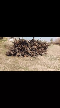 خشب للبيع طول الكوم سته متر وارتفاع مترين الي ياخذ كوم اوجبو يطلع بي ٣...