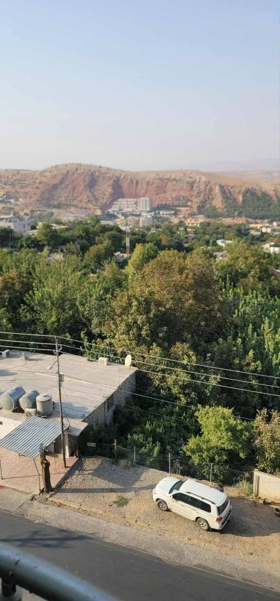 #للايجار
جاهزه  للسكن 
كما موضح بالصورشقة في 
 VIP.Class.Apartmem👈
 في مركز مدينه شقلاوه،مباشر على شارع عام،حي بيترمه، 
سكنيه +تجاريه+سياحيه، ومجهزه للسكن،
مساحتها (١٢٥)م،مربع. ذو واجهتين مفتوحه.امامي اتجاه الي المدينه الشقلاوه الخلابة،
خلف اتجاه الي جبل سفين المعروفه بجماله.ومناظر الطبيعيه.
 فول مواصفات .
**غرفتين نوم واحد سويت +بلكونه.
**استقبال كبير 30م سقف مغربي وإناره.
**مطبخ مجهز كاونتر حديث خشب  +ثلاجه18قدم++فرن+4سباليت كل غرفه به سبليت.
**صحيات عدد2غربي +حمام عدد2.
**الشقه واجهتين من امام مفتوح مع بلكونه +من خلف مفتوح مع بلكونه.
**باب رئسي يفتح بالكارت.
** ارضيه خشب باركيت تركي لون ساجي.
**شبابيك سلايت دبل جام مفرغ من الهواء،نظام انذار حريق.
**كهرباء+ماء 24ساعه+كهرباء مولد كارت.
** بها مصعد عدد 2 كبير وصغير.
**كراج خاص لمالك الشقه
**حراسه بالبوابه 24.
**سوبر ماركيت 24.
**مكان عالي مسيطرعلى كل الأطراف .
بالمجمع موجود كافة محلات مثل ماركيت+مطعم+صيدلية+مركبات+
السعر 400الف بدون تمينات 
الاتصال ع رقم ***********
