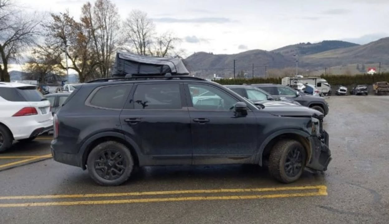 السلام عليكم للبيع كيا تلورايد 2024 
فئة ال SX XPRO فول اعلى شي بدون ايرباك 
بدون راديترات السياره ماشيه 20 الف ميل 
الحادث مثل ماموضح بلصور جاملغ ومقدمه البنيد 
السياره توصل للحره بعد 15 يوم 
 السعر واصل بلحره 190 بدون تصليح وبدون كمرك
لعنده كتاب شهداء يكدر يدخلهة بكتابه  
للاستفسار ***********
