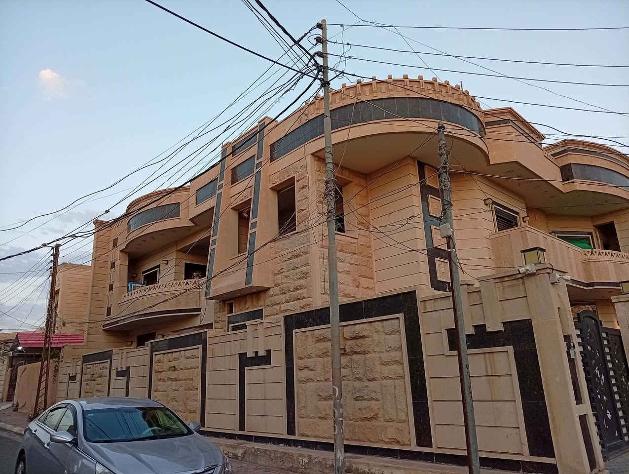 🏠 #ڤيلا** #للبيع🏠 
 #تكريت/ حي(#الزهور)
#قرب 🏥مستشفى الزهور الأهلية 
#مساحـــة320متر 
#ركن ع شارعين 
( محتويات الدار)
واجهه حجر حلان+ غرف نوم عدد5+صحيات عدد 4+ سحب مودرن جبس بورد +ابواب خشب صاج+ أرضية بورسلين +منظومات كامله.. غاز .وكاميرات .وجزامات. شبابيك المنيوم +كراج سيارات مع حديقه  
 #السعر/فقط مراسلة الصفحه او الاتصال على الرقم 
للأستفسار  
***********
