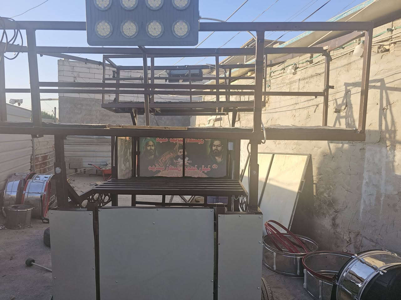 السلام عليكم جميعا عربانه موكب للبيع  تشيل 8 سماعات سعرها 900 وبيها مجال لخدام الحسين ع عنوان بغداد الكرخ منطقة المعالف  الاتصال على الرقم *********** 
او مراسله خاص وبخدمتكم
