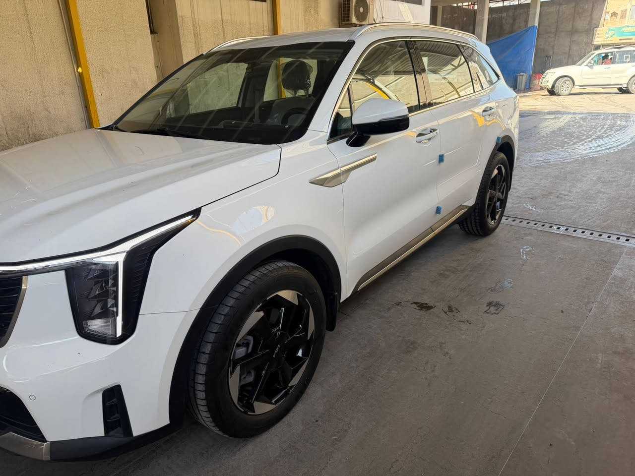 سلام عليكم 
كيا سورنتو موديل 2024 
ماشيه 18000 ضمان الدوليه 
كراسي مخمل بدون بانوراما 
6 سلندر 7 مقاعد سياره خليجي
مكفوله كفاله عامه استلام من الشركه على ايدي 
***********
