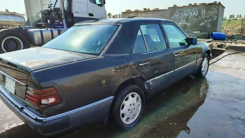 السلام عليكم
مرسدس دب مديل 1993
محرك VVT3000
كشنات كهرباء +مرايات كهرباء
تبريد شغال
حداديه اماميه خلفيه جديد
تخم تاير
سنويه جديده بأسمي مداور ثاني يوم
سعر 45وبيه مجال العنون البصره قضاء الدير 
رقم الهاتف ***********
