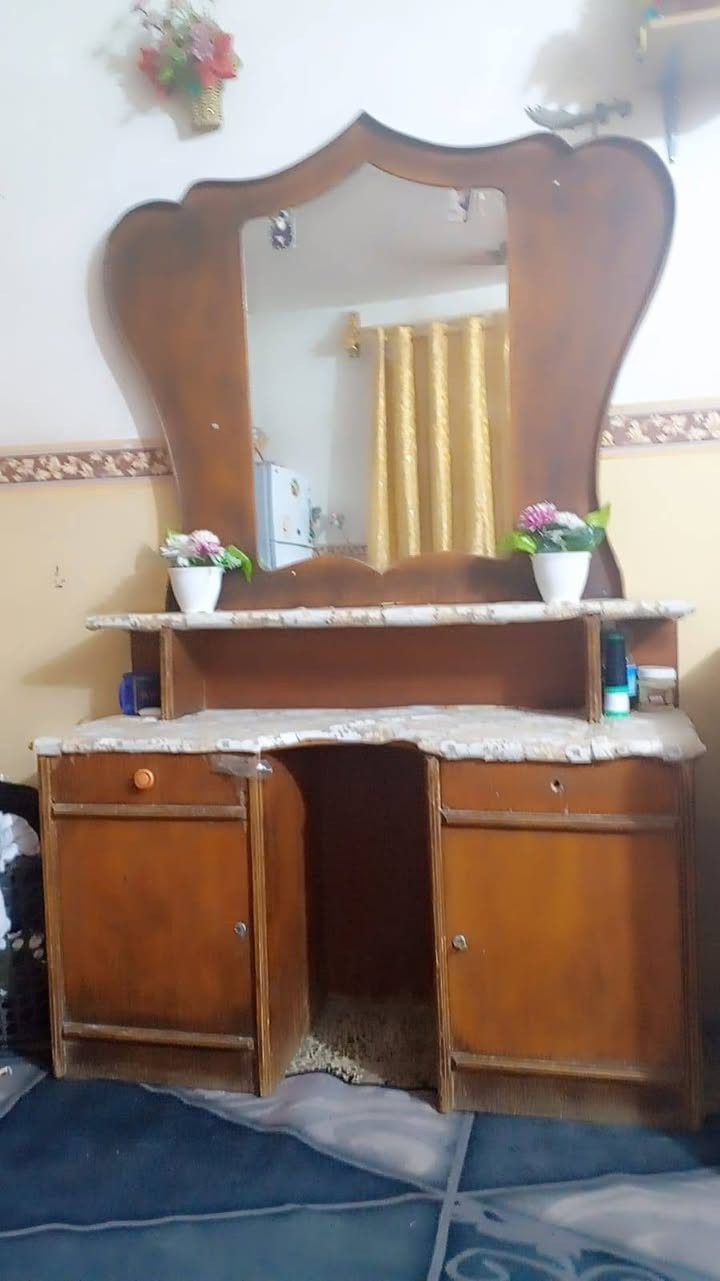 سلام عليكم كنتور وزاويه وميز امرايه لبيع شراي يجي خاص لو يتصل عله رقم
***********
