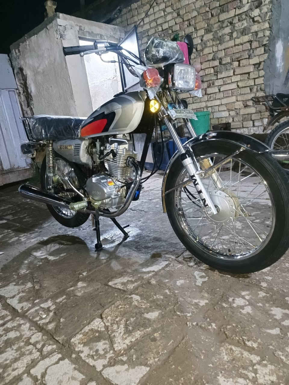 سلام عليكم نامه امتياز للبيع موديل 26 صالها اقل الشهر من طالعه من الوكيه شبه الشلامجه كلها شغاله دراجه جديده اوراق سكنر سعرها 650 وبيها مجال قليل مكاني بابل الحله شارع 80 مال كربلاء ***********
