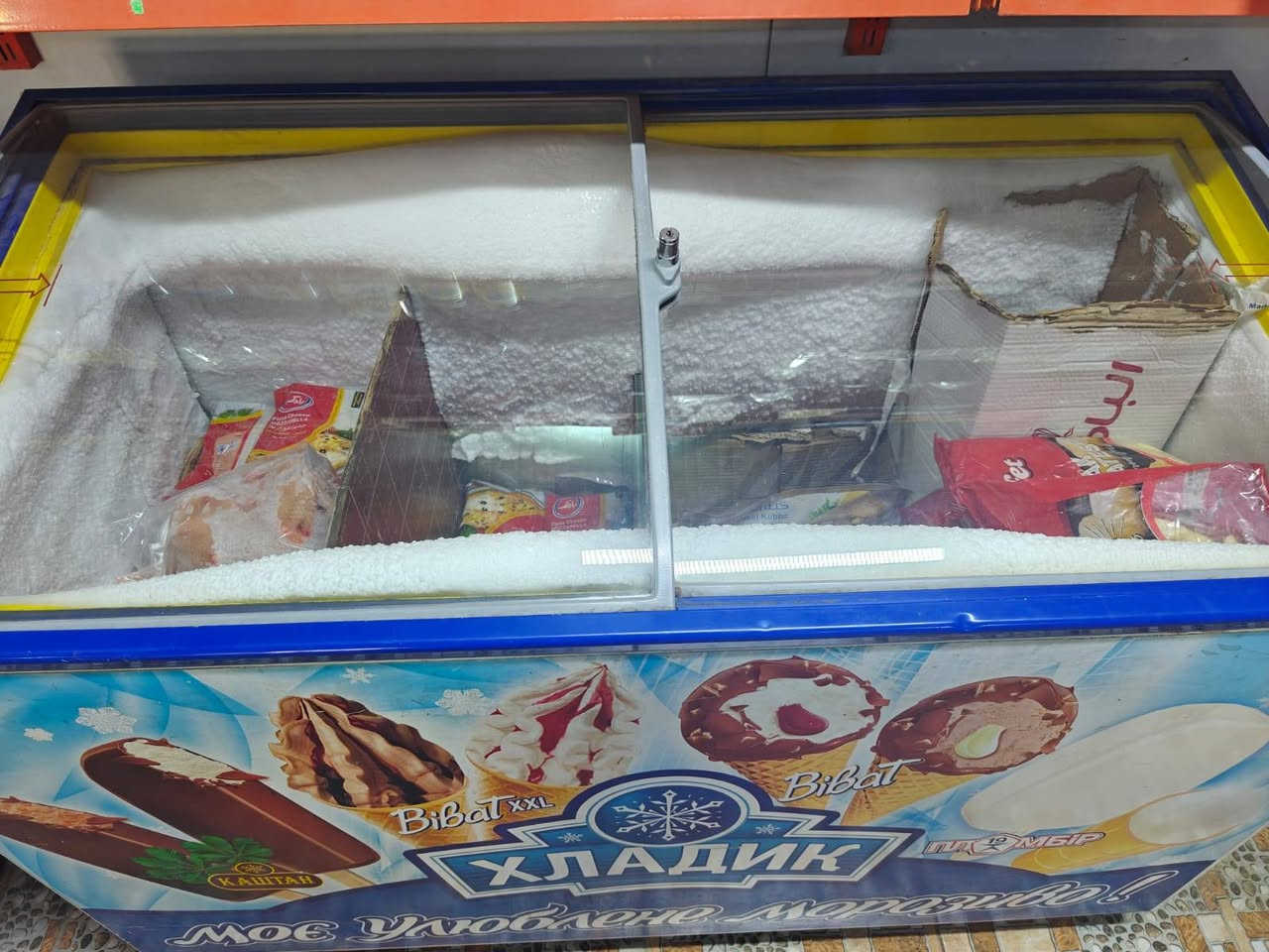 براد مع عارضة للبيع مستخدم شغال 100%
سعر البراد 200 
والعارضة 200 
وبي مجال بسيط 
للاستفسار الاتصال او مراسلة الرقم ***********
