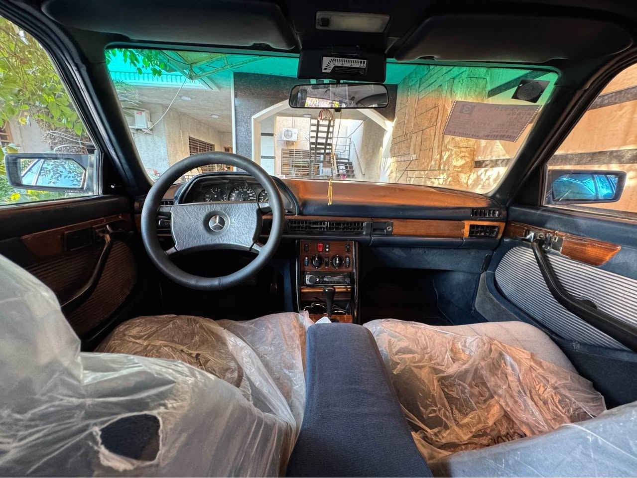 السلام عليكم 
مارسيدس رئاسي موديل 1984 سياره جديده بمعنى الكلمه بلاديه 
مكينة وكير جديد 3000
كهربائيات شغاله .تخم تاير 
مكان السيارة السيدية 
السعر 55$وبيهه مجال
هاتف /*********** مكللف بل النشر بغداد, العراق
