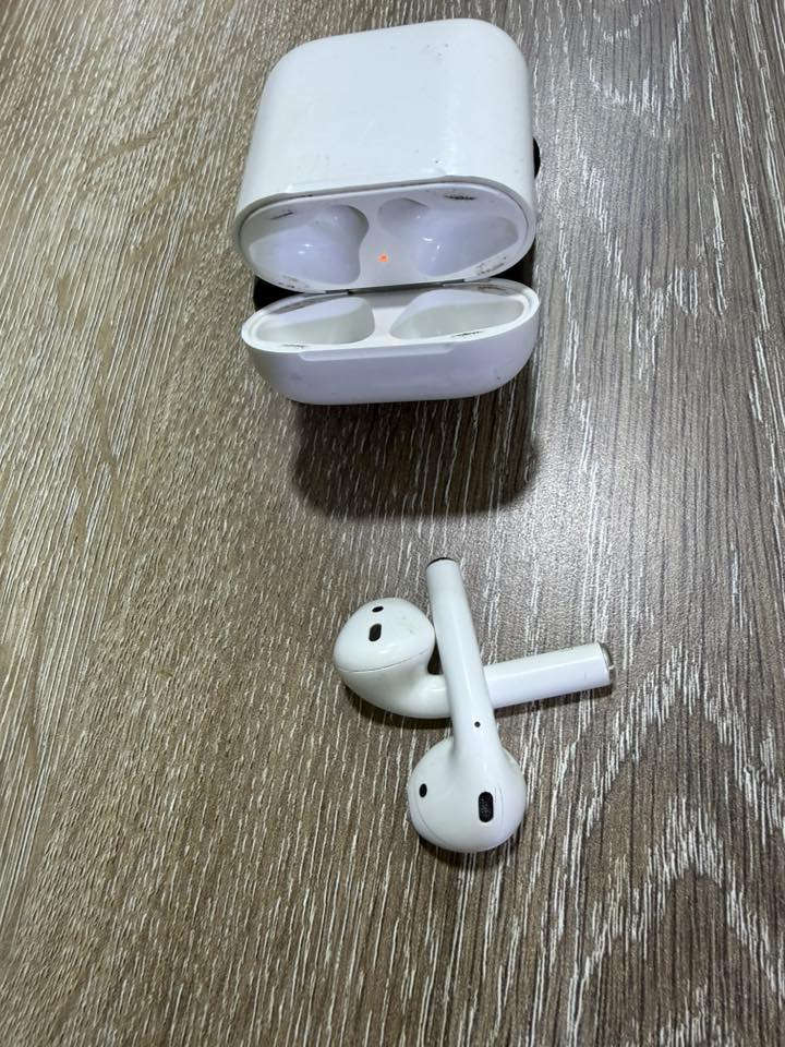 سلام عليكم ايربود الجيل الأول اصلي شغالات صوت عالي واضح نضافه 70 /100 رايده 50 مكاني بغداد العبيدي ***********
