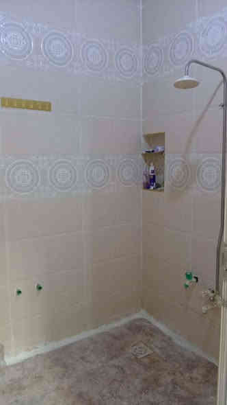 السلام عليكم بيت طابو صرف للبيع مساحه 150متر بناء جديد بناء طابوك رباط كونكريت السقف عگاده البيت يتكون من غرفتين  وصاله ومطبخ وحمام وصحيات البيت جديد مامحتاج كلشي موقع مالته جيد جدا المكان حي العسكري الغربي قرب شارع العريضه قرب صيدليه محمود الجنابي الاستفسار ***********ابو حسن العارضي السعر خاص
