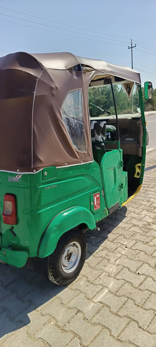 السلام عليكم تكتك للبيع موديل 22 رقم واسط لوحات انكليزي وهزه جاهزه ب اسمي مداور ثاني يوم كفاله عامه السعر خاص الاستفسار ع الرقم *********** المكان واسط الكوت مركز مدينه
