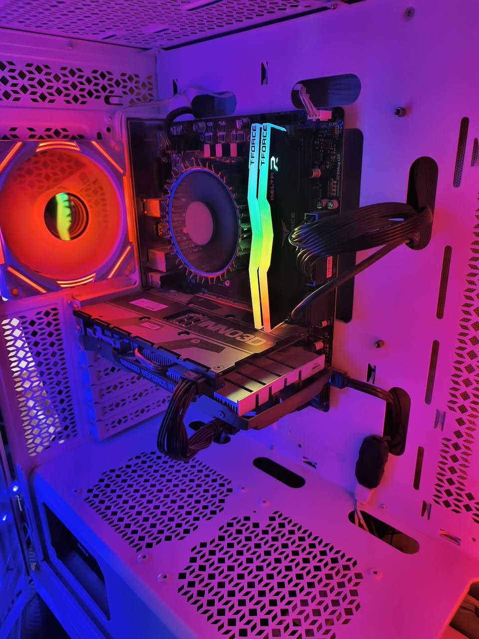 السلام عليكم
للبيع - pc gaming 

مواصفات: 
• معالج I5-14400F
• كارت rtx 2060 super 8GB
• هارد ssd 1tp mass
• رام 16GB TFORCE سرعه 2133 RGB
• نظام win 11 pro
• الكيس mass m08
• شاشه 27inch 1m 165hz 1k

الملحقات: 
• ماوس كراون 116
• كيبورد رد دراكون k509
• باد ماوس RGB
• سبيكرات صغيره RGB

العاب مع كيس: 
gta v
pes21
fifa23
forza horizen 5
gange beast 
cod wwi
cod ghost
cod black ops
assasn creed black flag
scrap mechanic
minecraft
delta force
jump force
tekken 8
dragon ball sparking zero
euro truk simulater 2
hitman
rocket league
days gone
pubg mobile
السعر مليون وميه فقط 📍
نضافه كيس 100٪
نضافه شاشه 98٪


**إذا كنت صاحب هذا الإعلان وتريد حذفه لأي سبب، رجاءا أرسل رسالة إلى الدعم الفني**