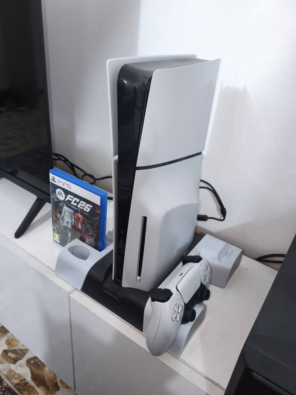 السلام عليكم للبيع بلي ستيشن 5 النظافة 100% استخدام 3 اشهر جميع ملحقاته كاملة بالإضافة إلى استاند تبريد مع قرص FC26 نظافة القرص 100%
السعر 800الف و بي مجال 
العنوان الانبار الفلوجة 
رقم واتساب فقط ：***********
