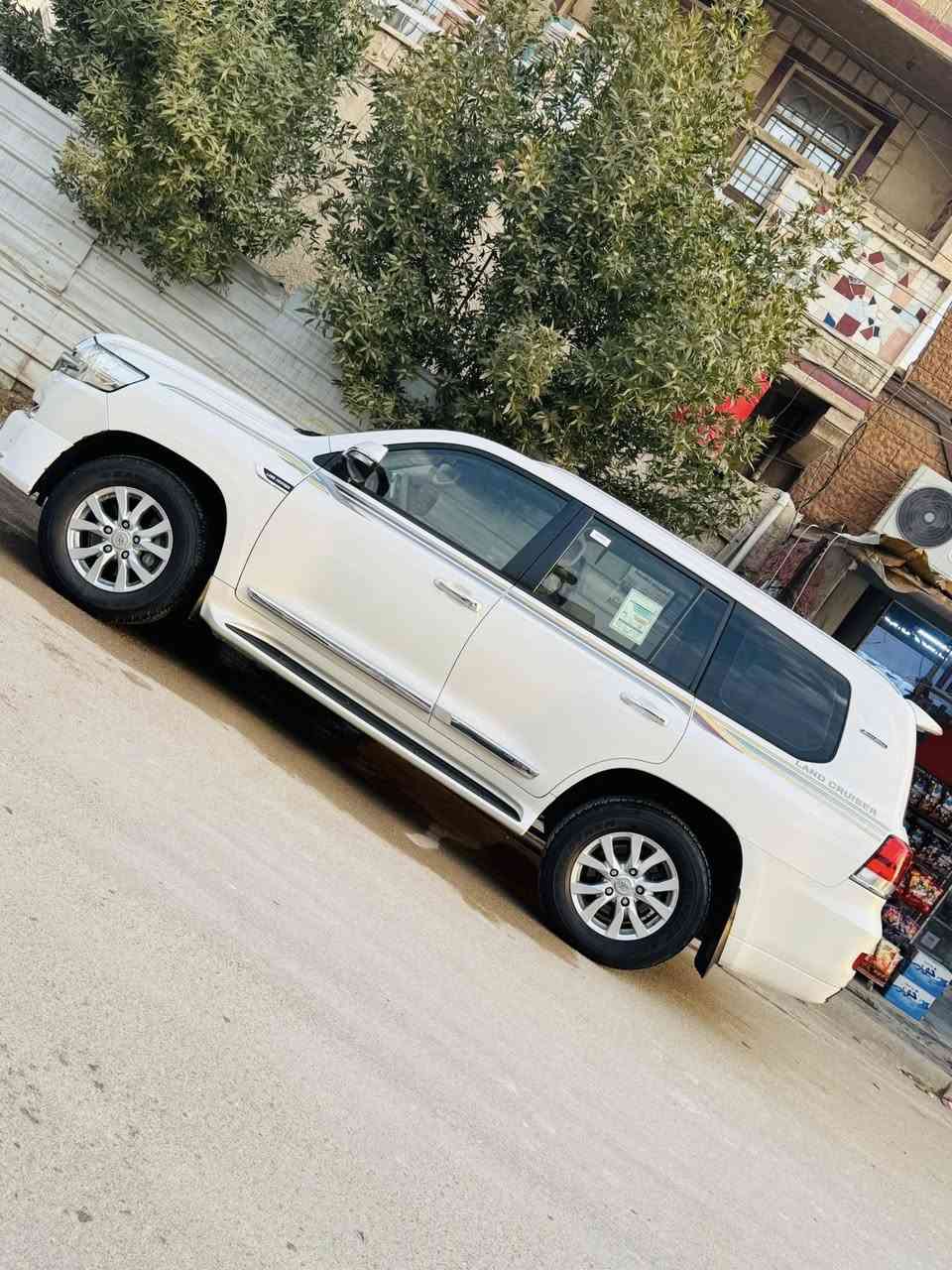 السلام عليكم
للبيع فقط لاندكروز ٢٠١٨  بريم اصلية بلادية كلهة بدون صبغ حتى الدعاميات السيارة بدون رمل بالبنيد والشريط مكفول اني شادة وعلى ضمانتي 
محرك ٤٠٠٠ (٦سلندر) مكفول ماشي ١٠٢حقيقي
تخم تاير جديد دنلوب 
كشنات بلادية نظيفة ١٠٠٪؜
ويل كب بلادي
بدون شخوط السيارة بدون بارد 
من كل النواحي بلادية 
شاشة بلادية مال بريم العميقة + شاشة DVD بالسقف
ارضيات بلادية + حوضية
دوسات بلادية
جام كامل بلادي وحتى الامامي بلادية
يدات بلادية
مري شفط 
حساسات امامي خلفي
ثلاجة 
تحكم ستيرن 
بصمة ودخول ذكي 
عنوانهة بغداد (حي الاعلام) ***********
السعر ٥٠٠ ورقة (٥دفاتر)
