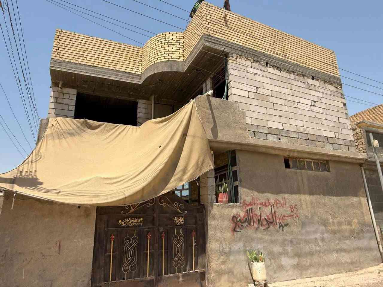 السلام عليكم ورحمة الله وبركاته  البيت البيع في منطقة ٥٠٠٠ تالف ١٠٠ متر مربع  البيت طابقين اربع غراف نوم والبيت كله مرمر ركن ع شارع رائسي قرب من مدرسة سلمان محمدي    الاستفسار عن رقم الهاتف ***********
