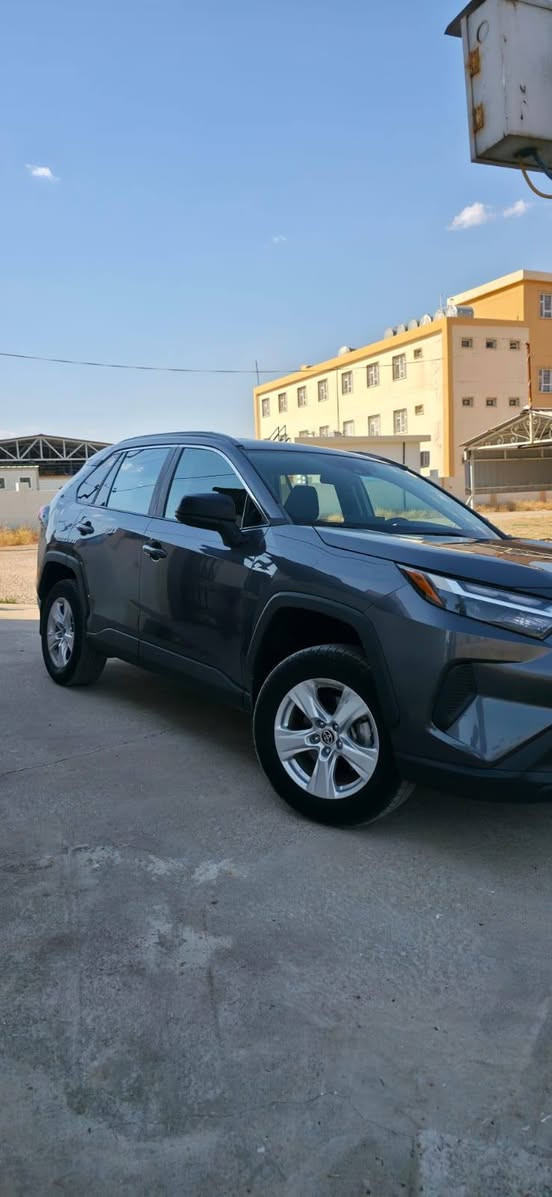 toyota rav4 2023 le بەنزین
کلین تایتل بەبێ سبوغ
یەک دەرگای پشتەوەی لای سایەق کەمێکی تەعدیلە بەبێ سبوغ بەبێ ناو گرتن
لەگەڵ یەک ملاحەزەی شوخت 
تەنها 36000 مایل ڕۆیشتیە
بەبێ ئێرباگ و بەبێ داخلی
سەیارەکە مالی دۆستە زۆر پاک و خاوێنە لەسەر دەقی خۆیەتی
دەبڵ ئەکسڵە
وەکالە و بەناو کردن و غەرامە بەشەرت
شوێن ناحیەی ڕوڤیا لە ئاکرێ
*********** اكر, نينوى
