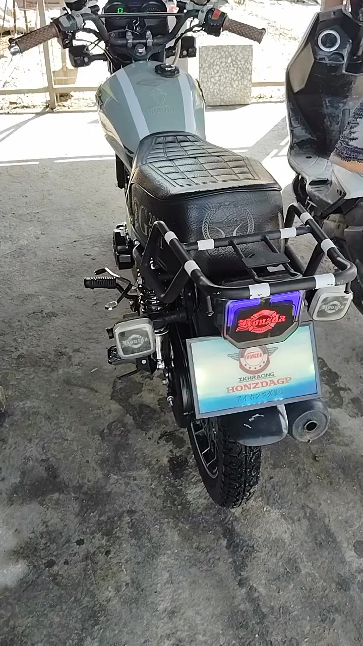 السلام عليكم سيفان للبيع موديل 25 مكينه 200 اوراق سكنر السعر 750 او بيها مجال مكاني بابل حي الجزائر للاستفسار ***********
