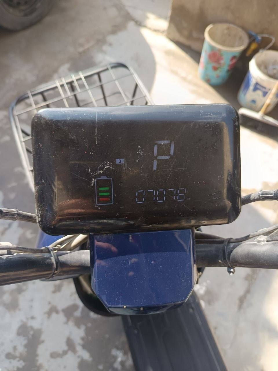 السلام عليكم 
دراجة شحن R9 نضيفة حلوة بطاريات نص عمر تمشيك تقريبا 17 كيلو مسافة زينة شغالة ما بيها اي مشكلة كهربائيات لايتات نشرات كلشي موضح بالصور وبالتفصيل لايت مالتها زنون قوي بالليل بيها ملاحظات بسيطة بالشكل الخارجي بس ك مشي وكهربائيات ممتازة غراضها كاملة وياها شاحنة ومرايات وزنجبيل مال البايدر وبايدرات كاملة مكملة بس بيها شخوط بسيطة كل هذا والسعر 330 الف وبيها مجال الطيبين مكاني بغداد كفاءات العبيدي 
***********
***********
للتواصل واتساب او خاص
