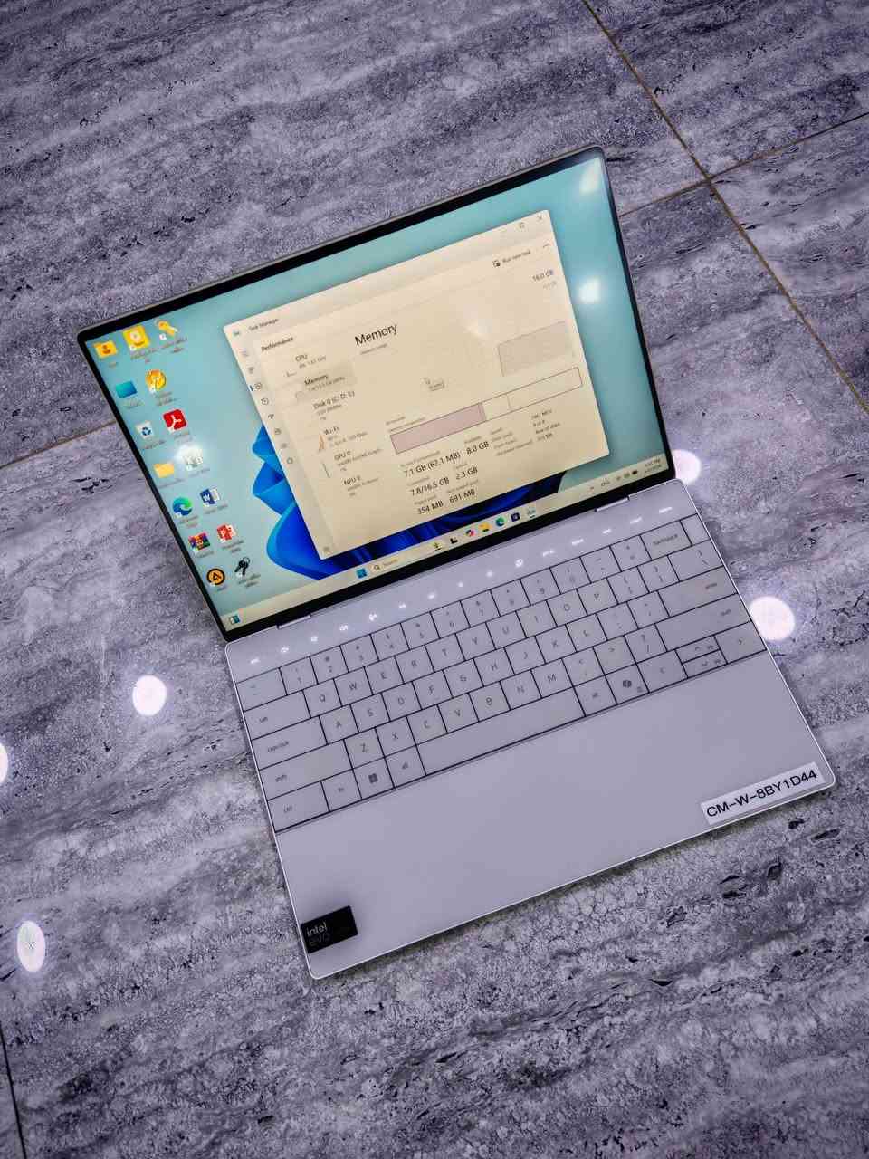 💻 لابتوب المستقبل والنخبة.. Dell XPS 13 9340 بمُعالج الذكاء الاصطناعي!
​أصحاب الفخامة والتميز، عشاق التصميم الخارق والأداء الذكي.. نقدّم لكم التحفة الفنية الأحدث والأندر من Dell، لابتوب مخصص بالكامل لتقنيات الذكاء الاصطناعي بفضل شريحة الـ NPU الثورية! ✨
​⚡ Dell XPS 13 9340 ULTRA 7 ⚡
سوبر سوبر سلم (Super Super Slim)، غلاف معدني بالكامل، وخفيف الوزن لدرجة مذهلة.. روعة التصميم الأنيق تلتقي مع المستقبل!
​🔥 السعر المفاجأة: 1,100,000 دينار عراقي فقط!
​⚙️ المواصفات الفنية الخارقة:
​المعالج: Intel Core Ultra 7 155H (جيل حديث يدعم تقنيات الذكاء الاصطناعي وتوفير الطاقة الخيالي).
​الهارد: 512GB NVMe (سريع جداً وقابل للتطوير والزيادة).
​الشاشة: 13 بوصة بدقة (1920x1200) ألوان ساحرة وحواف شبه معدومة.
​الكيبورد: عربي-إنكليزي مضيء (Backlight Ar-En).
​الملحقات: شاحن Dell الأصلي.
​النظافة: نسبة نظافة عالية جداً تصل إلى 97%.
​✨ مميزات استثنائية تجعله فريداً من نوعه:
​أزرار الوظائف اللمسية المضيئة (Touch Function Row): يتميز هذا الموديل بإلغاء الأزرار العلوية التقليدية (F1-F12) واستبدالها بشريط لمسي بالكامل يعمل بتقنية LED، يتغير بسلاسة تامة ويمنح اللابتوب مظهراً مستقبلياً لا مثيل له.
​لوحة لمس مخفية (Seamless Glass Touchpad): التراك باد مدمج بالكامل تحت زجاج مسند اليد بدون أي حواف مرئية، مما يعطي تصميماً انسيابياً مذهلاً.
​محرك الذكاء الاصطناعي المستقل (NPU): المعالج يحتوي على وحدة معالجة عصبية مخصصة للذكاء الاصطناعي، لتشغيل البرامج الذكية، توليد الصور، وتعديل الفيديو بسرعة البرق وبدون استهلاك للبطارية.
​🛡️ ضمانك وثقتك معنا:
​فحص قبل الاستلام: يمكن للزبون فحص اللابتوب وتشغيله والتأكد من كافة المواصفات قبل الدفع.
​الضمان: ضمان لمدة 5 أيام للفحص، وفي حال وجود أي خلل مصنعي يستبدل الجهاز بنفس الموديل حصراً.
​📍 العنوان: بغداد - شارع الصناعة - مجمع الرياش - مكتب اليسر
📞 للتواصل والحجز: ***********
​الكمية محدودة جداً.. احجز قطعتك الآن وتميز بالمستقبل! 🌟
​💡 شرح إضافي لك (عن مميزات الموديل):
​لابتوب Dell XPS 13 9340 يُعتبر القمة في فئة الـ Ultrabooks الفاخرة، وإليك نقاط قوة إضافية يمكنك استخدامها أثناء الشرح للزبائن في التعليقات أو الرسائل:
​معالجات الـ Ultra وتغيير قواعد اللعبة: معالج Ultra 7 155H ليس مجرد معالج سريع، بل يحتوي على كرت شاشة مدمج قوي جداً وهو Intel Arc Graphics، والذي يقدم أداءً رسومياً قريباً من الكروت المنفصلة، مما يجعله ممتازاً للتصميم والمونتاج الخفيف بجانب العمل المكتبي والذكاء الاصطناعي.
​شريط الأزرار العلوية (Capacitive Touch Row): هذا الشريط اللمس المضيء بـ LED يضفي لمسة فخامة عالية؛ حيث تختفي الأزرار عند إطفاء الجهاز وتضيء بمجرد تشغيله، ويمكن التحويل بين أزرار الوسائط (خيار الصوت والسطوع) وأزرار الـ F التقليدية بضغطة زر واحدة.
​التصميم والخامات (CNC Aluminum): الهيكل مصنع من ألمنيوم مقطوع بالكمبيوتر (CNC) عالي التحمل، والداخل مغطى بزجاج الكوريلا غلاس، مما يمنحه ملمساً بارداً وفخماً ومقاومة ممتازة للصدمات رغم وزنه الخفيف جداً (حوالي 1.19 كغم فقط).
​شاشة الـ InfinityEdge: الشاشة تأتي بأبعاد مريحة للعين والقراءة (16:10)، بحواف نحيفة جداً من الجهات الأربع، مما يعطي انطباعاً بأن الشاشة أكبر من حجمها الفعلي.
