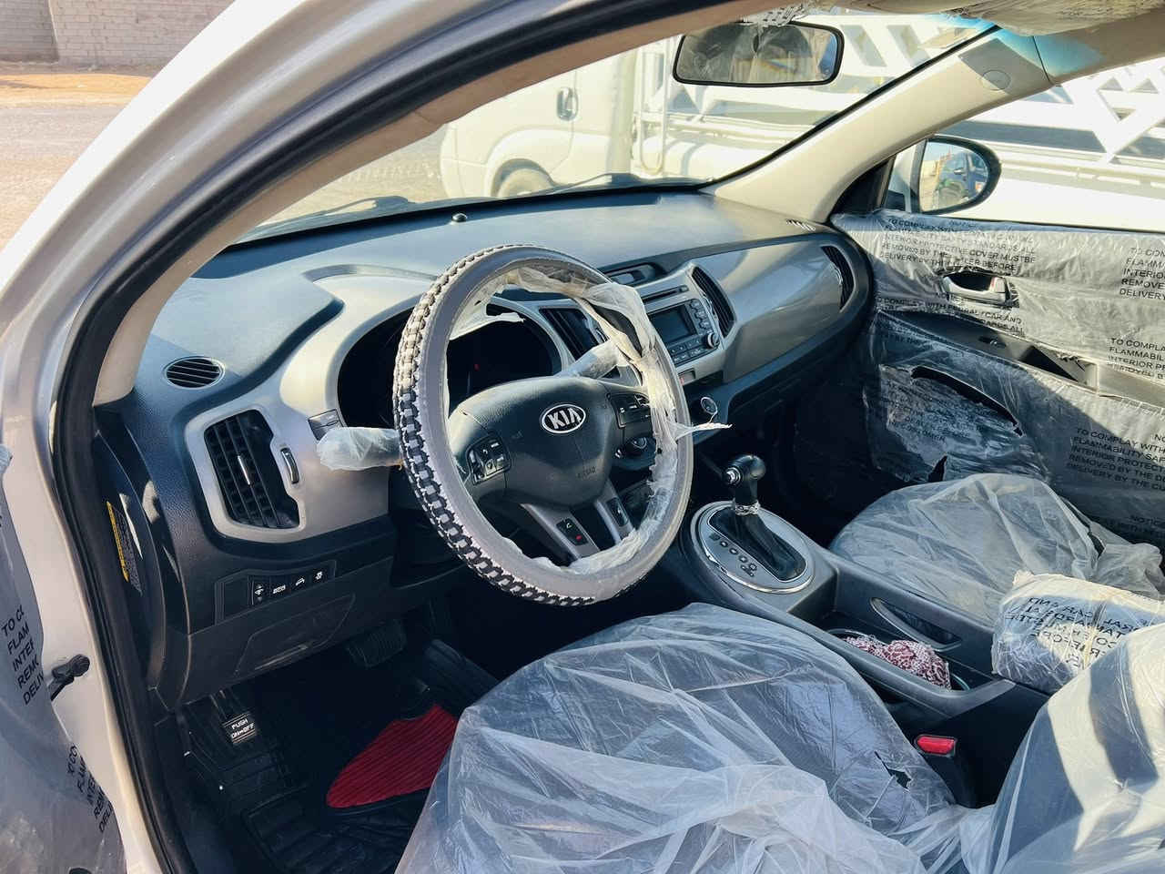 سلام عليكم للبيع مستعجل سبورتج موديل 2016 امريكي حادث جاملق امامي السايق وباب الخلفي وجالمق الخلفي فقط موصفات نص فول السياره نضيفه وخير من الله السعر 130 وبيه مجال الاستفسار ***********
