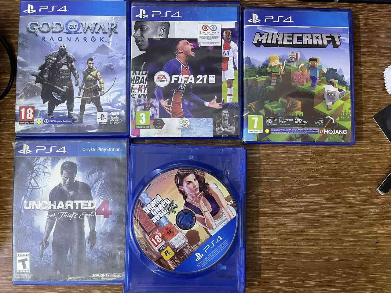 بلايستيشن 4 سلم اون لاين ما مفتوح ولا مصلح نظافة عالية 

وياه 2 يدات تجاري

و 5 لعبات
1- gta5
2- god of war ragnarok
3- minecract
4-fifa 21
5-uncharted 4
و يو بي اس 850

وقاعدة شحن يدات

للتواصل ***********

السعر 250 مكاني بغداد مدينة الصدر
