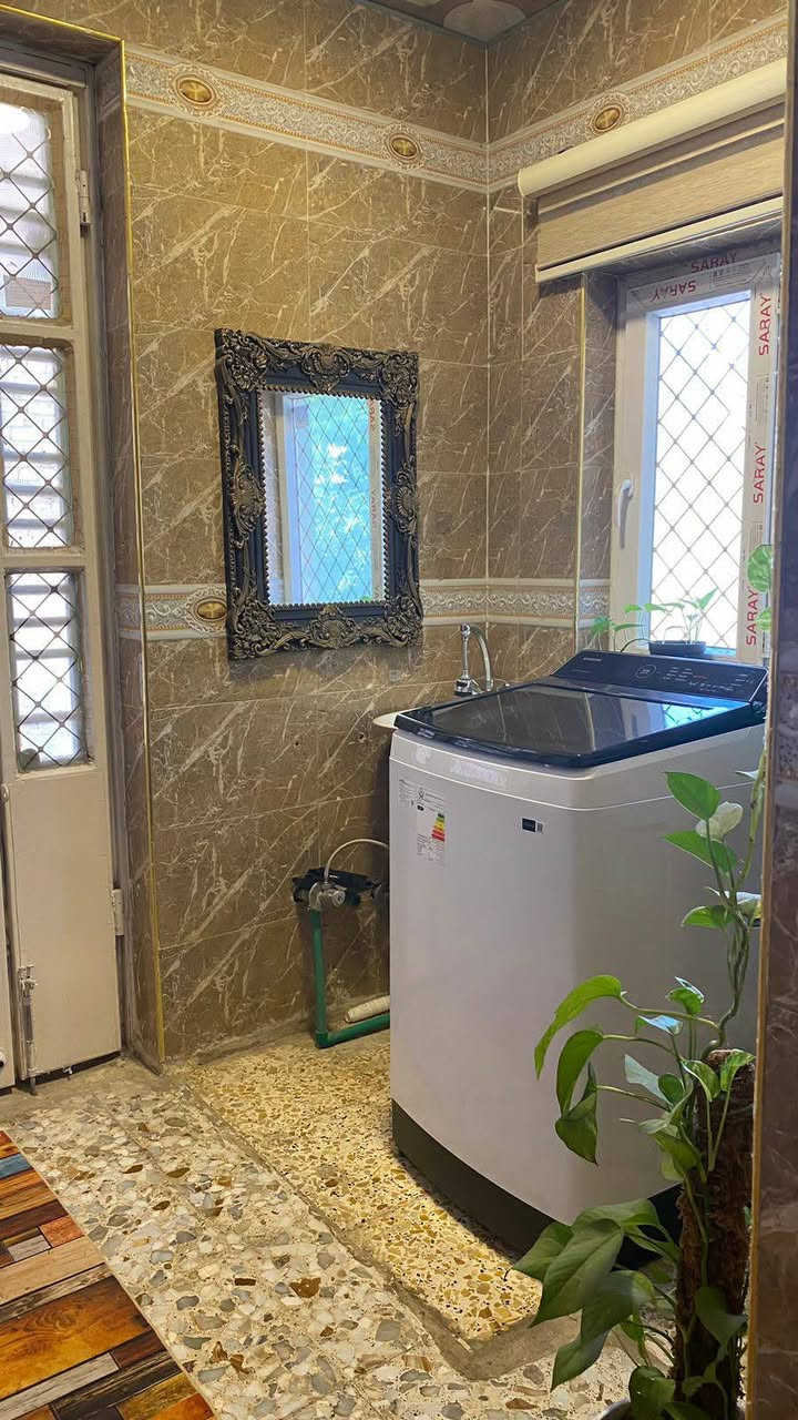 🔥 فرصة ذهبية للبيع – بيت مميز بموقع راقي 🔥

📍 الموقع: العروبة الثانية، قرب الكورنيش ومياه الروافد
📐 المساحة: 315 متر
🛣️ يقع على شارع عريض

🏡 تفاصيل البيت:
• 3 غرف نوم مريحة
• استقبال واسع ومرتب
• صالة عائلية مريحة
• مطبخ عملي
• 2 مجاميع صحية
• حديقة جميلة 🌴 تضيف جو هادئ ومميز

✨ بناء قديم مرمم بالكامل (درجة أولى)
✨ تصميم أنيق ومرتب وجاهز للسكن فوراً
✨ موقع حيوي وقريب من جميع الخدمات
✨ مناسب للسكن العائلي أو الاستثمار

📞 للاستفسار  يرجى التواصل على  الرقم ***********
