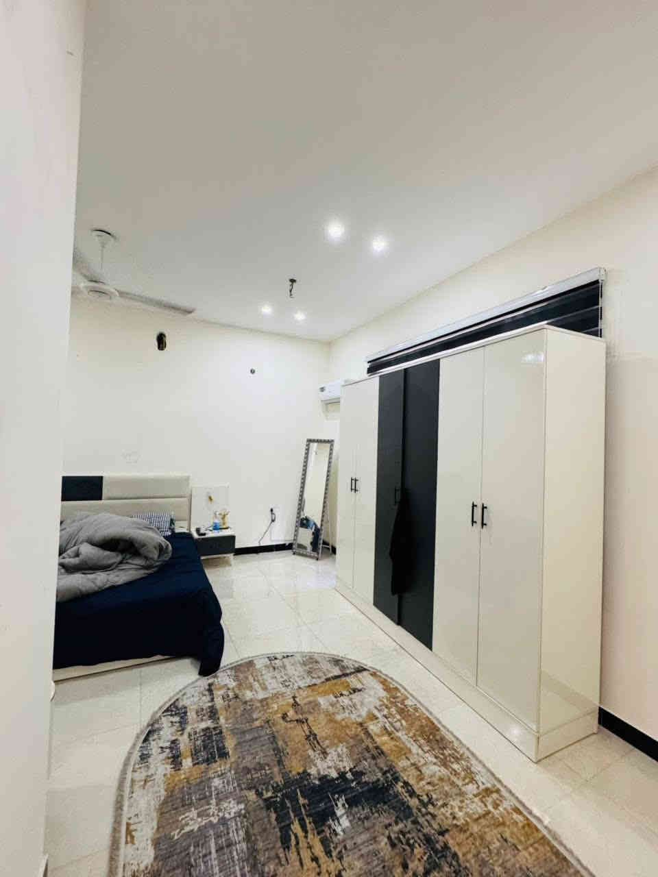 #للأيجار في السيدية
50 مترنضيف جداً 

يحتوي على 
• ثلاث غرف نوم 
• مدخل واحد
• صحيات عدد 2
• موقع العقار مربع التصنيع
 • سعره : ٨٥٠ الف قفل مقدمه شهرين
للأستفسار : ***********
