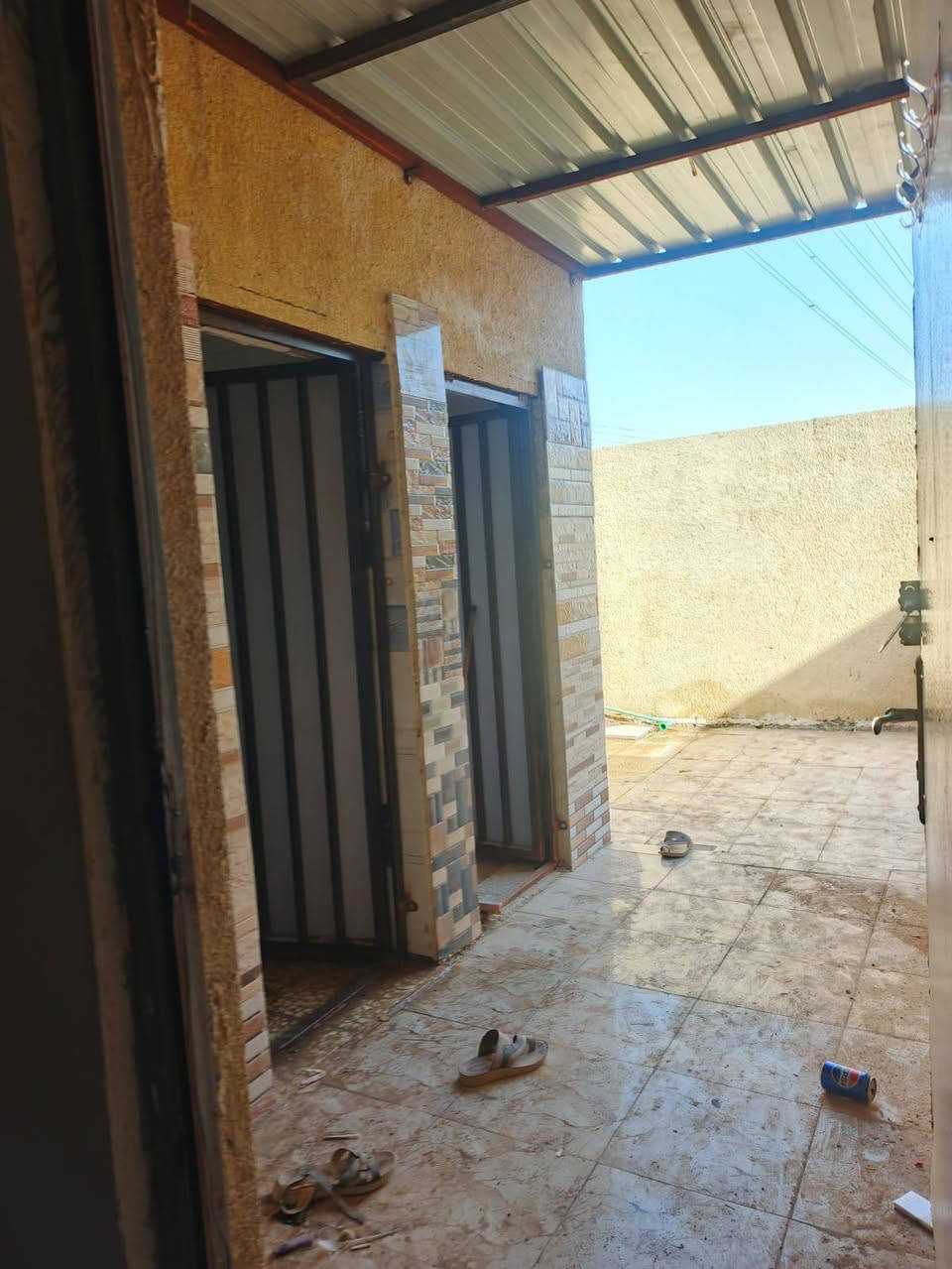 بيت للبيع مكاتبه فقط مساحه 125 غرفين وصالة وصحيات ومطبخ الموقع حي القاسم مقابيل حي الزهور البيت قريب للشارع السعر 15 قابل للتفاوض للاستفسار ***********
