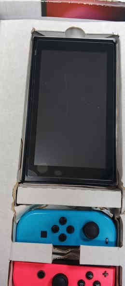 نينتندو سويتس Lcd مهكر نظامين اونلاين واوفلاين كامل الملحقات الاصلية مع ذاكرة 256 كيكا فيه شخط خفيف بالشاشة تقريبا يختفي اثناء تشغيل الجهاز
الجهاز مكفول من جميع المشاكل والاعطال 
السعر 220 الف 
توصيل بغداد 5 الاف وباقي المحافظات 6 الاف 
للتواصل ماسنجر او واتساب او الاتصال 
***********
