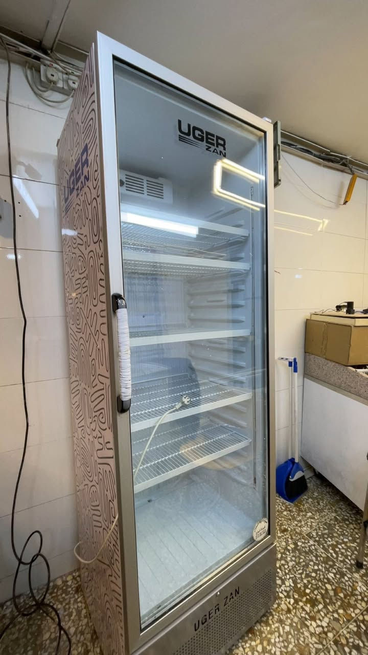 عندي اغراض مستعمله للبيع
كراسي عدد ١٦ 
ميز سل ستيل غذائي اصلي 
عارضه ٣٠ قدم من شركه uger zan كلش جديده ومستعمله شي قليل تجي وتشوف بعينك 
وكل هاي الغراض اسعارهم مناسبه واي استفسار الاتصال على الرقم.  ***********
