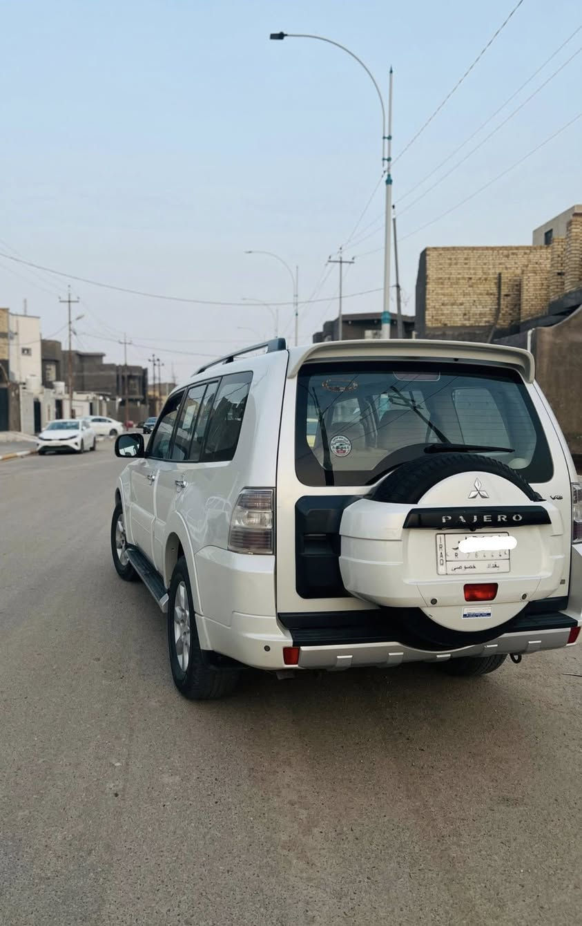 السلام عليكم
باجيرو 

موديل 2014 

( حبتور )

فول مواصفات و مكفولة كفالة عامة 

حدادية تخم كامل 

تخم تاير جديد و السبير ما نازل 
رقم بغداد بأسمي و مداور ثاني يوم
تبريد 3 قطع 

حساسات خلفية 

فتحة سقف

مري شفط و اشاير بالمري 

يدات نيكل 

ويل كب 

و باقي المواصفات المعروفة بالحبتور

ماشية تقريباً 235 

السعر 180 و بيها مجال 

للتواصل 

***********
