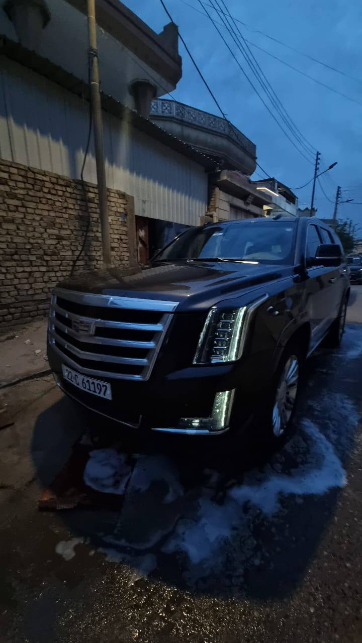 سلام عليكم كاديلاك اسكاليد بلاتينيوم اعلى فئه ب الكاديلاك 2018 سياره كفاله من صبغ بيها ثنين pdr  وتكحيلات بسيطه سياره جديده ما شاء الله ماشيه 170 الف بيها ppf ضمان عشر سنين ما صارلي شهر من شديته سياره شرط كير ومكينه جدد يعني ما ملعوب بيهن سياره غراض وكاله كلها موجودة سياره v8 6,2   حصان 420 دفع رباعي وخلفي كراسي vip بيها 4 شاشات 3 خلفيه ووحده بل امام كراسي مساج وتبريد هيتر كراسي خزن ميموري وشاشه دجتل سياره فوللل للاستفسار ع هذا رقم *********** سعر 350 وبيها مجال
