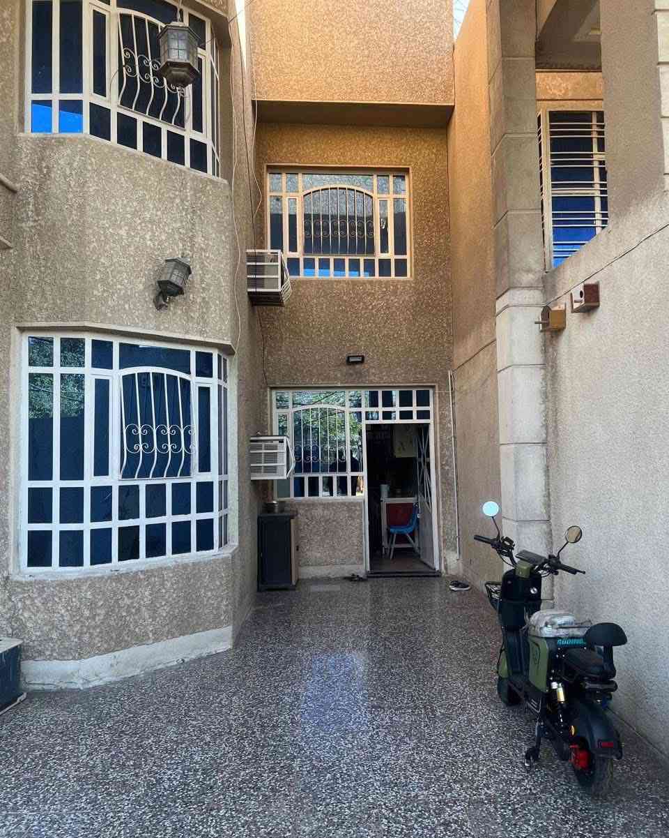 للبيع موقع ممييز مع تشجير ٤٠٠م امامي
البلديات قرب الجسر الجديد طابو صرف
يبعد عن شارع المشتل الرئيسي 
١٥٠متر
الواجه ١٢.النزال ٢٠ 
المساحه الكليه  240متر
يحتوي على كراج وحديقه مع حمام خارجي
الطابق الارضي
استقبال وهول مستقل وغرفه نوم 
مع الخدمات وحولي الدرج مع ترك 
عدد ٢
الطابق الاول 
يحتوي على ٤غرف نوم مع الخدمات
لمزيد من المعلومات
الاتصال على الرقم
***********
مكتب عقارات القناة
