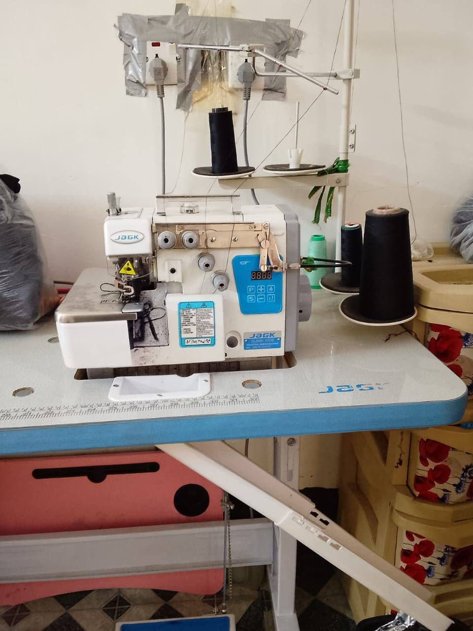 مكينة خياطه ومكينه اوفر و كرسي
المكاين صارلهن اتلاثه اشهر من شدناهن 
جديد مامشتغلات قليل مكان كربلاء القادسيه
السعر كلهن 800 او بيهن مجال
***********
