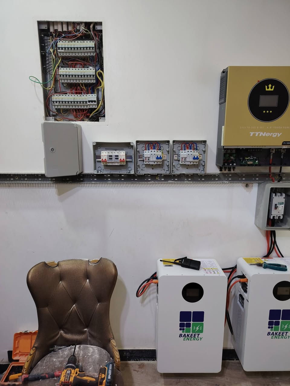 في الديوانية وفي حي الجزائر
منظومة جديده بقدرة ٣٠ امبير نهاري ٣٠ امبير ليلى
تتكون من
١_انفيرتر بسعة 11kw IP22
٢_الواح لونجي اصلي حجم ٦١٥ واط بايفشل وجهين عدد ١٦ لوح
٣_بطارية ليثيوم فوسفات الحديد ٥١.٢ فولت ٢٣٠ امبير بسعة ١١،٧ كيلو واط  عدد ٣ بطاريات
٤ _هيكل حديد مغلون للالواح يتكون من حديد الشخاط للقواعد وحديد المربع انج ونصف
٥_منظومة حماية من الصواعق Spd
٥_سيركت حمايه متكامل
٦_كيبلات dcللالواح
مع تجهيز كافة الملحقات لاتمام عملية الربط والتشغيل
للحجز والاستفسار مراسلة الصفحة أو الاتصال على الارقام التالية
***********
***********
تتوفر خدمة الواتس اب
لسنا الوحيدون لكننا الافضل ان شاء
