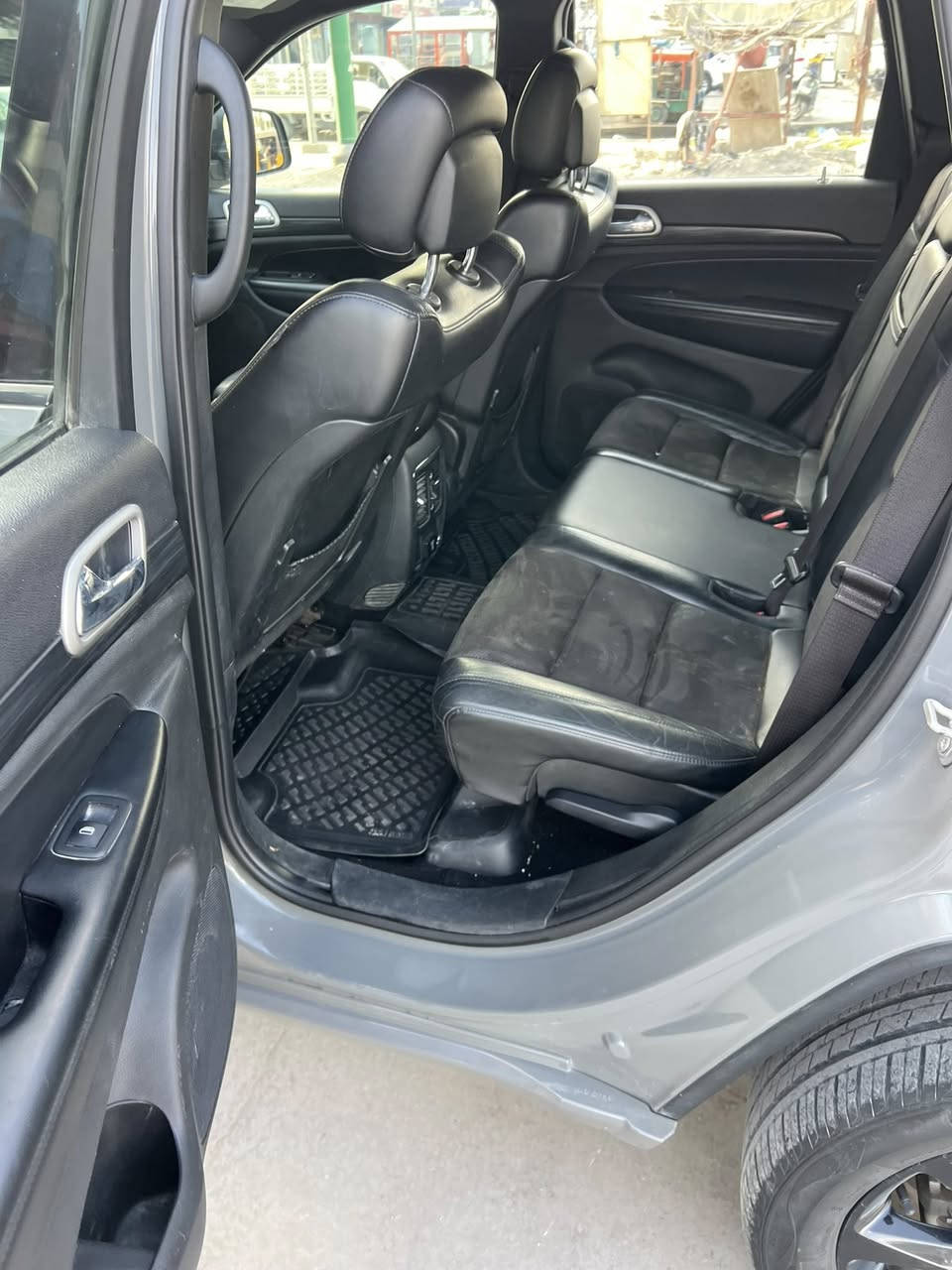 السلام عليكم
جيب بلاك توب 

2020
ماشيه 110،000 km 

ستيرن تتدفئه

تشغيل عن بعد 

بصمة 

ابواب بصمة

جنطة كهرباء 

تدفئة كشنات ستيرن مري

كشنات كهرباء 

وضعيات قيادة

توقف تلقائي 

ضرر جاملغ وبنيد فقط

السعر 220 وبيها مجال بسيط

***********
