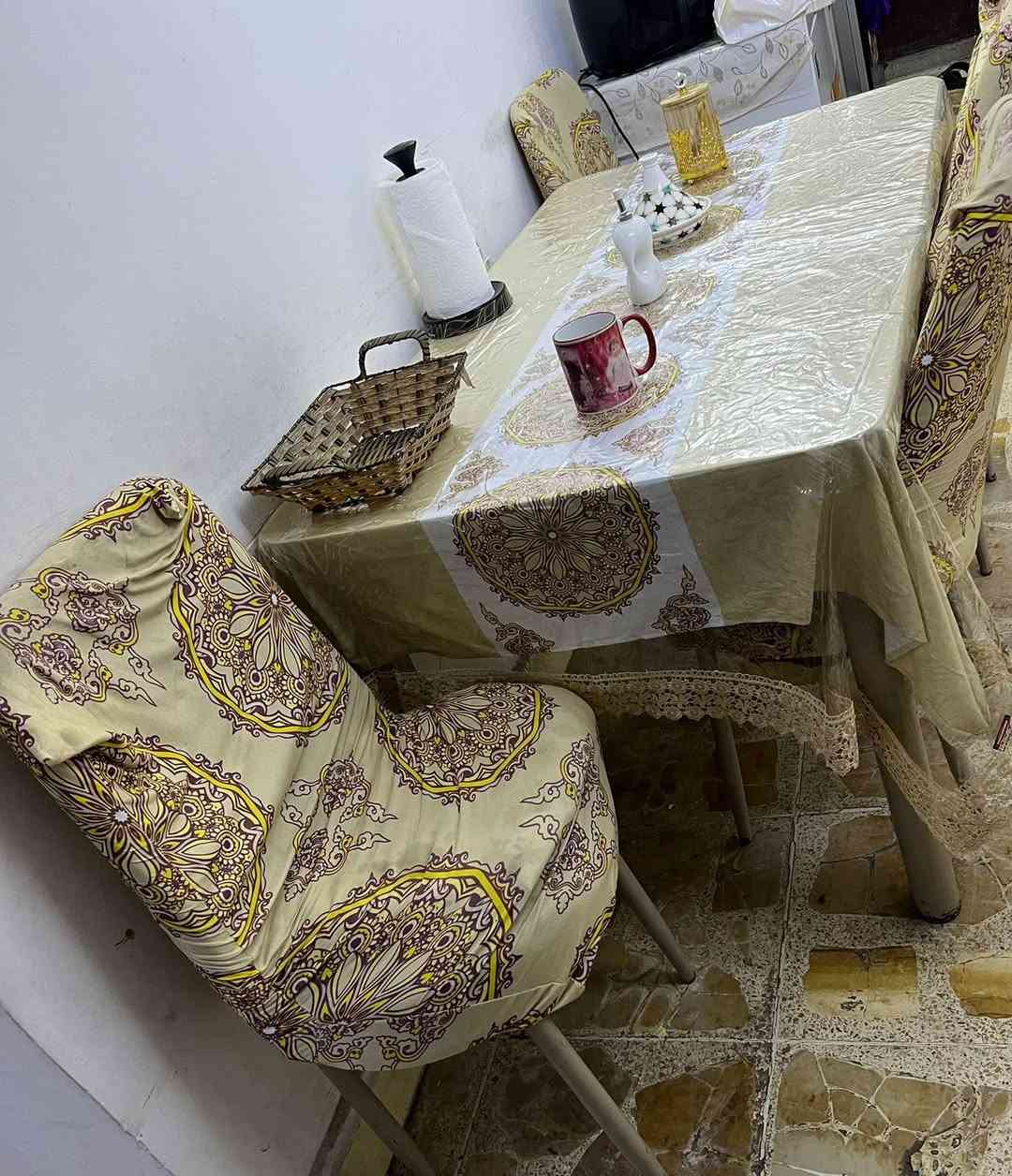 ميز طعام مع 5 كراسي للبيع 
بي فطر بسيط بالجامه موضح بالصور 
السعر 75 الف 
بغداد الصليخ
***********
