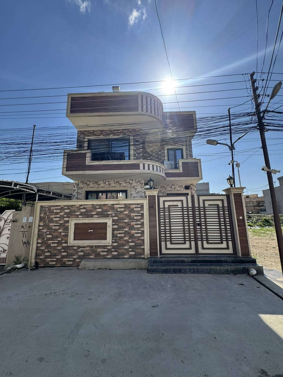 للبيع للبيع
الموقع(حي النسيم)
المساحة <180م>
الواجهة <7.5م>
الطابق الاول(مطبخ:استقبال:هول:غرفتين نوم:صحيات)
الطابق الثاني(4غرف نوم واحدة سويت :صحيات)

طبعاً المنطقة كلها مبلطة ماكو اي شي ترابي 
ماي وكهرب كلش زين 

للاستفسار خاص او 
الاتصال على الارقام التالية
☎️ ***********
***********📞
