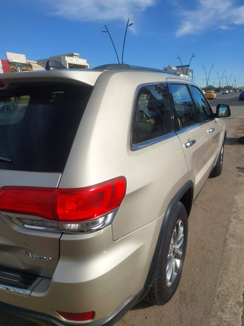 ا(Jeep) موديل 2014 سياره نظيفه بدون حادث بس بيه رصعه صغيرة بالصندوك بدون قطره صبغ بطاقة بانزين سنويه بأسمي السعر 215 وبيه مجال للشراي ***********
