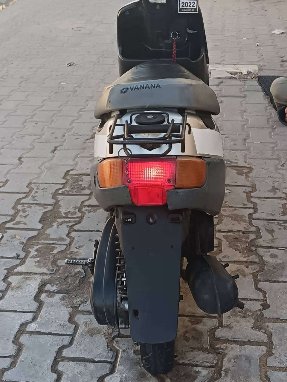 دراجه بطه
قفل ستيرن وجنطه شغال 
مكينه ناعمهه مجفته تجفيت عام جديد
كابريتر اصلي جديد
الدراجه حلوه ونضيفه كهربائيات كلها شغاله 
نقصها باتري فقط والسلف شغال نقصه دشلي فقط 
مكاني كريلاء حي الحر السعر ٢٥٠ وبيها مجال 
رقم الهاتف: ***********
