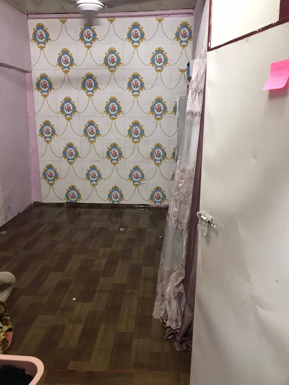 السلام عليكم من رخصت الادمن 
بيت تجاوز للبيع الدولعي مجمع الحسابات يحتوي على هول واستقبال ومطبخ وغرفتين نوم وصحيات مشتركة السعر 10مليون 
 رقم الهاتف *********** واتساب
