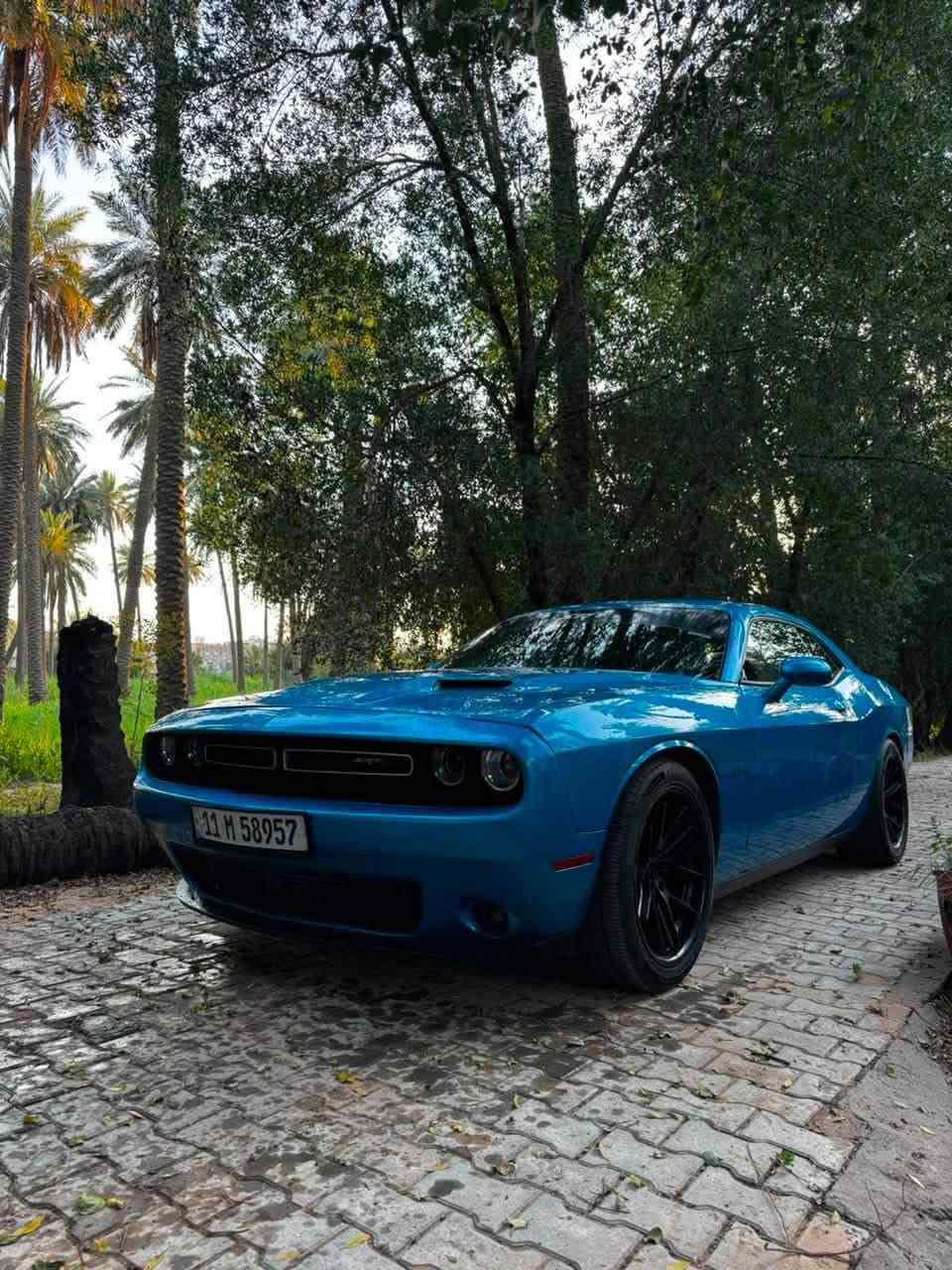 @السلام عليكم / للبيع فقط 
دوج جالنجر موديل 2015 /SXT PLUS 
فول مواصفات داخل جلد اسود 
فتحة سقف
لون مميز بحري 
تدفئة وتبريد مقاعد 
شاشة كبيرة 
تبريد ثلج 
رادرات جانبية وخلفية 
بصمة 
تشغيل عن بعد 
السيارة عليها ادامة جديدة وبوليش جديد 
السيارة بدون اي مصرف 
ماشية 103,000 كيلو 
صورة الحادث مرفقة ويا 
حادثها جامغ وباب الراكب وجاملغ السايق 
( ثلاث قطع ) 
للاستفسار اكثر الاتصال على هذا الرقم 
متواجد واتساب / ***********
وسعر فوال
