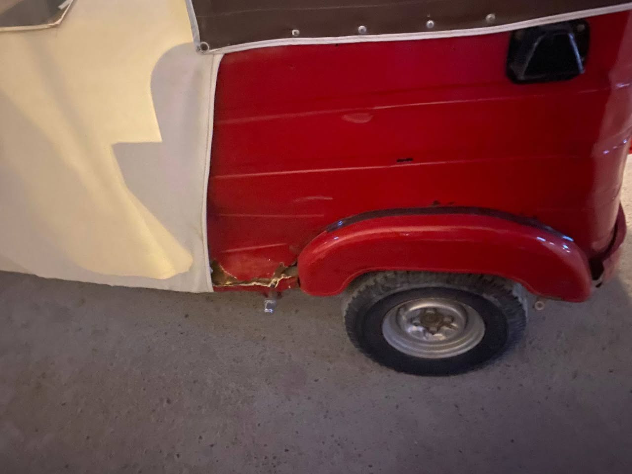 السلام عليكم تكتك 18 اوراق مكينة مجفتة جديد بيهة ضربة بل صفحة موضحة يرادلهة تعمير قليل  مكاني الدورة شارع ستين ***********
