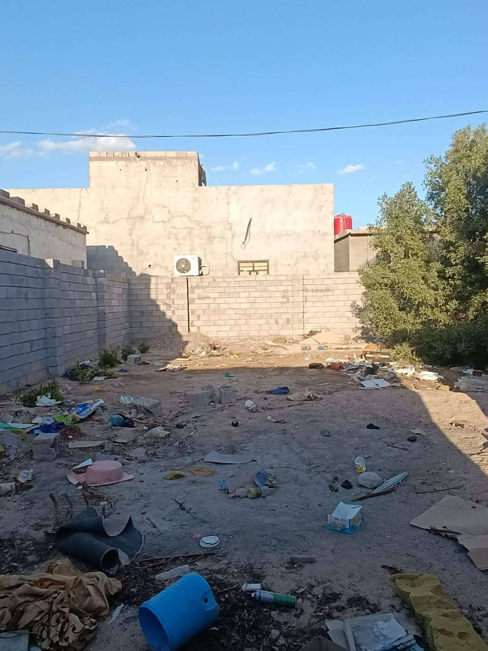 السلام عليكم ورحمة الله وبركاته يوجد لدينا قطعه ارض للبيع المساحه 200 متر نوع العقار عقد زراعي مسيجه بل كامل 
المكان البصره الزبير خلف المعارض السيارات 
السعر 7 مليون رقم الهاتف
0770 907 7251 ابو عباس الزبير, البصرة
