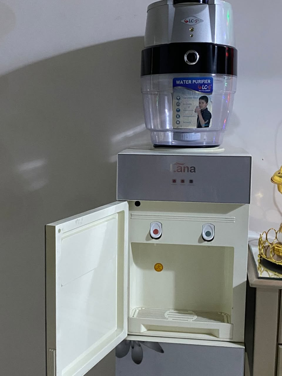 براد البيع اي عيب ما بي.  التفصيل رقم المبايل ***********العنوان كركوك خمسه وخمسين
