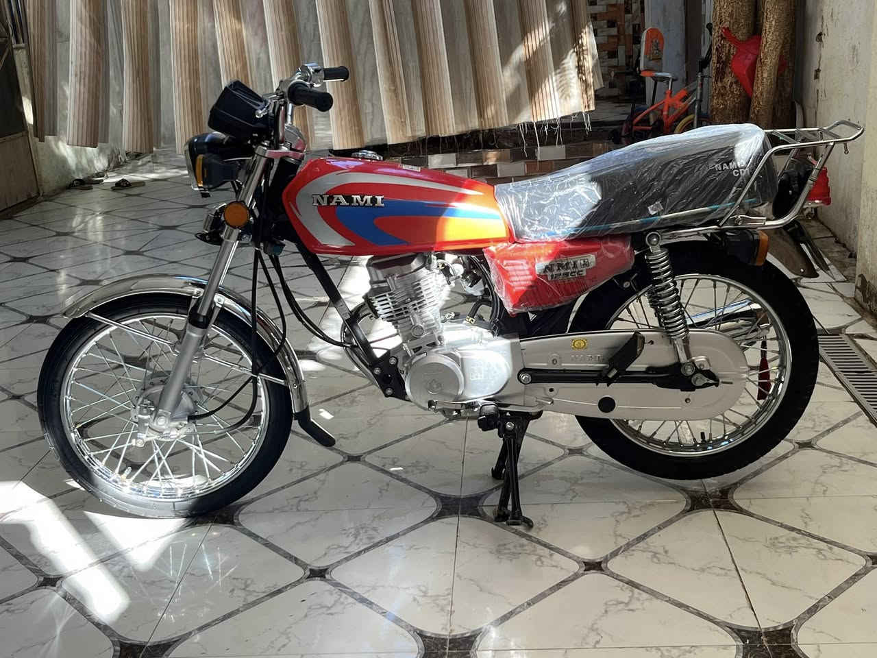 سلام عليكم دراجه ايرانيه للبيع مديل 25 بدون أوراق وصل مكاتبه مكفوله من العشاير دراجه 
ما مفتوحه بعده جديده كهرباء كله شغاله إيراني اصلي تجي وتشوف بعينك سعره مليون و١٠٠ وبيه مجال مكاني ميسان مغربه رقمي***********. وبالخدمه🩷
