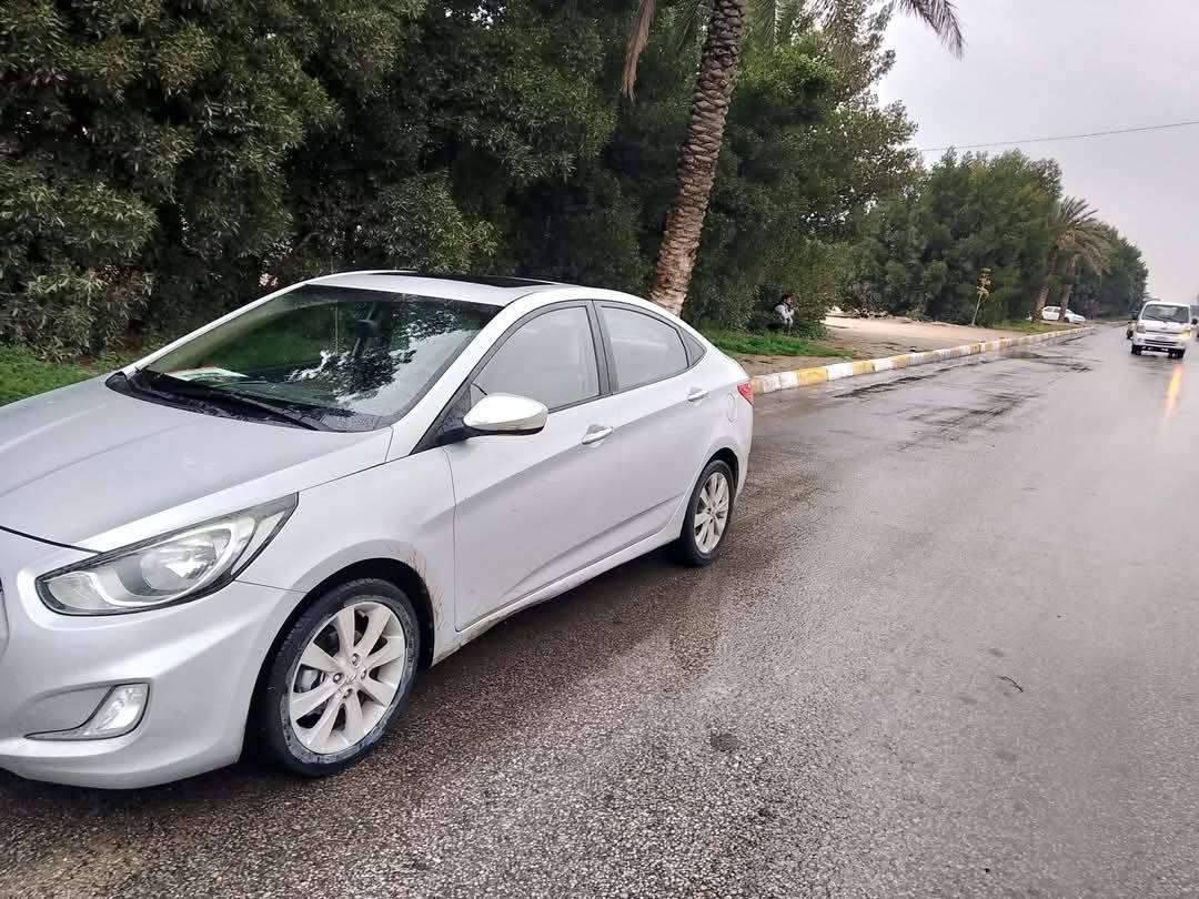 سلام عليكم 
اكسنت موديل ٢٠١٤خليجي 
مكينه ١٦٠٠ قطرتين 
ماشيه ٩٥كم 
بيها ضرر قطعتين باب السايق وجاملغ ضربه خفيفه 
حداديه نص عمر 
السياره خير من الله باقي التفاصيل موضحه شوف عينك الصور 
للتواصل *********** مكان السياره كربلاء. 
السعر ٩٢$وبيها مجال بسيط حك الجيه
