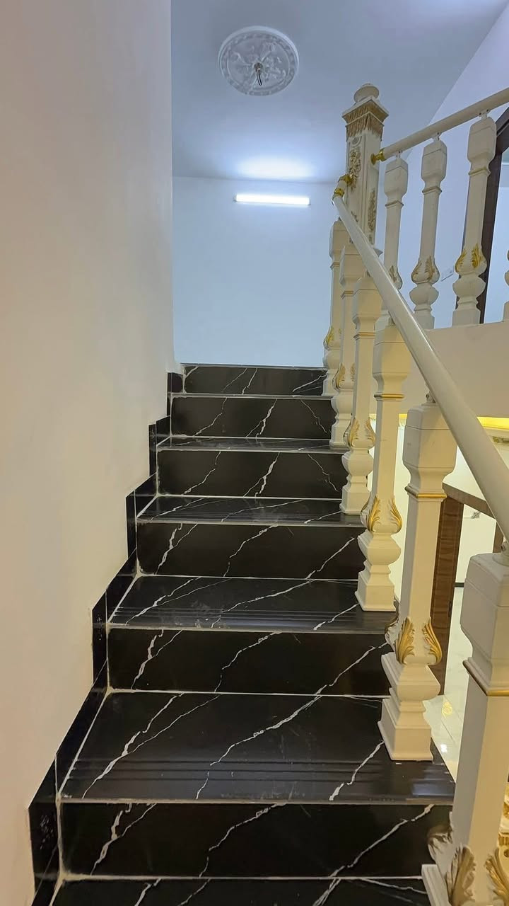 السلام عليكم
للبيع دارين تون القادسيه خلف مدينة اللعاب 

مساحه كل دار : 150 متر الواجهه 7 و نص النزال 20 

الدار زيرو 2026 البناء درجه اولى 

عرض الشارع 20 متر 

يحتوي الدار على : 4 غرف نوم + استقبال + موزع ارضي + مطبخ + صحيات داخليه و خارجيه + موزع طابق ثاني + صحيات طابق ثاني + حجر اخضر 

للاستفسار/ ***********
