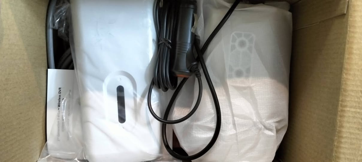 السلام عليكم ... المهتم ينطي سعر ... يوجد توصيل...
هذا المنتج هو نظام DVR لاسلكي للمركبات يحتوي على شاشة LCD مقاس 9 بوصة ودعم لما يصل إلى 4 كاميرات. 
نوع النظام: نظام مراقبة لاسلكي 2nd Generation 2-4 Cam Wireless DVR مع شاشة 9 بوصة.
الوظائف الرئيسية: يدعم التسجيل، الرؤية الليلية، وخاصية الرجوع للخلف (نسخ احتياطي) للشاحنات والحافلات. 
التقنية: يعتمد على تقنية Wi-Fi لنقل البيانات لاسلكياً بين الكاميرات والشاشة. 
المميزات: شاشة عالية الوضوح تدعم تقسيم الشاشة لعرض عدة كاميرات في وقت واحد.


**إذا كنت صاحب هذا الإعلان وتريد حذفه لأي سبب، رجاءا أرسل رسالة إلى الدعم الفني**