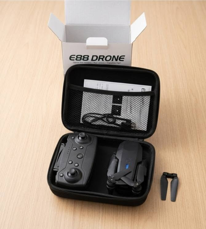 88 Drone (النسخة التعليمية).
• ​الاستخدام: مثالية لتعلم مهارات الطيران، والتحليق الثابت (Hovering)، والمناورة.
• ​التصميم: هيكل متين وخفيف الوزن باللون الأسود المطفي، قابل للطي بالكامل لسهولة التنقل والحمل وحمايتها من الصدمات.
• ​العمر المناسب: +14 سنة فما فوق (وممتازة للمبتدئين من كل الأعمار).
• ​جهاز التحكم: ريموت لاسلكي مريح وسهل الاستخدام، يمنحك استجابة سريعة ودقيقة لحركات الطائرة.
​📦 محتويات الحقيبة (كاملة الملحقات):
• ​طائرة الدرون E88 (النسخة التعليمية).
• ​جهاز التحكم عن بعد اللاسلكي.
• ​حقيبة حمل واقية سوداء فاخرة ومضادة للصدمات لحفظ الطائرة وملحقاتها.
• ​شفرات مروحة إضافية (قطع غيار غيار للمراوح).
• ​كابل شحن USB.
• ​كتيب التعليمات والإرشادات.
​💡 مميزات إضافية:
• ​إقلاع وهبوط بضغطة زر واحدة: ميزة رائعة تحمي الطائرة من السقوط أثناء البدايات وتسهل القيادة للمبتدئين.
• ​إضاءة LED: تحتوي على إضاءة مميزة لتحديد اتجاه الطائرة بوضوح أثناء الطيران.
• ​مرونة عالية: تصميم يتحمل الصدمات الخفيفة أثناء رحلات التعلم الأولى.

السعر 20 ألف دينار عراقي مع التوصيل 

ملاحضه الفيديو قصير لمجرد التاكد انها شغاله 🤍


**إذا كنت صاحب هذا الإعلان وتريد حذفه لأي سبب، رجاءا أرسل رسالة إلى الدعم الفني**
