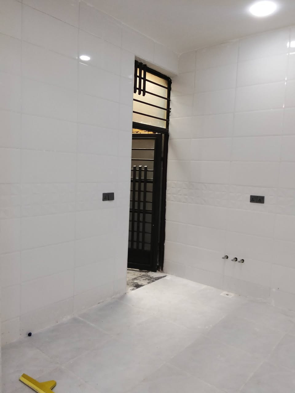 مشتمل 100متر كامل فول مواصفات شغل درجه اولى شارع 
15 الي ينزل من شارع 20شارع الجامع 
الاتصال ***********
